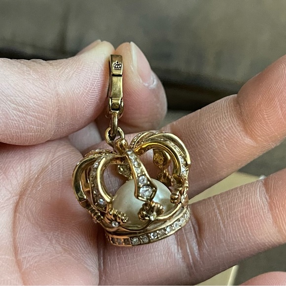 AUTHENTIC JUICY COUTURE RARE CROWN PEARL DOME CHARM BRACELET - Picture 2 of 7